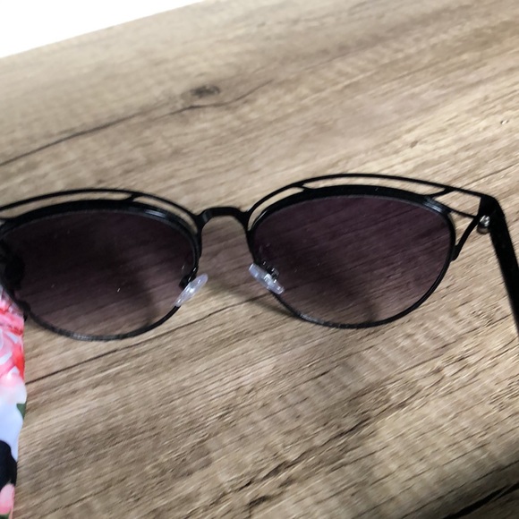 Sunglasses 😎 - Picture 6 of 8